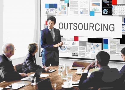 seorang business executive sedang mempertimbangkan strategi sebelum melakukan payroll outsourcing