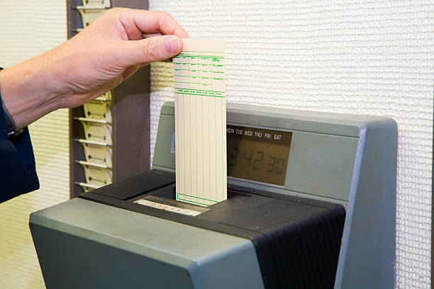 Absen karyawan menggunakan punch time card